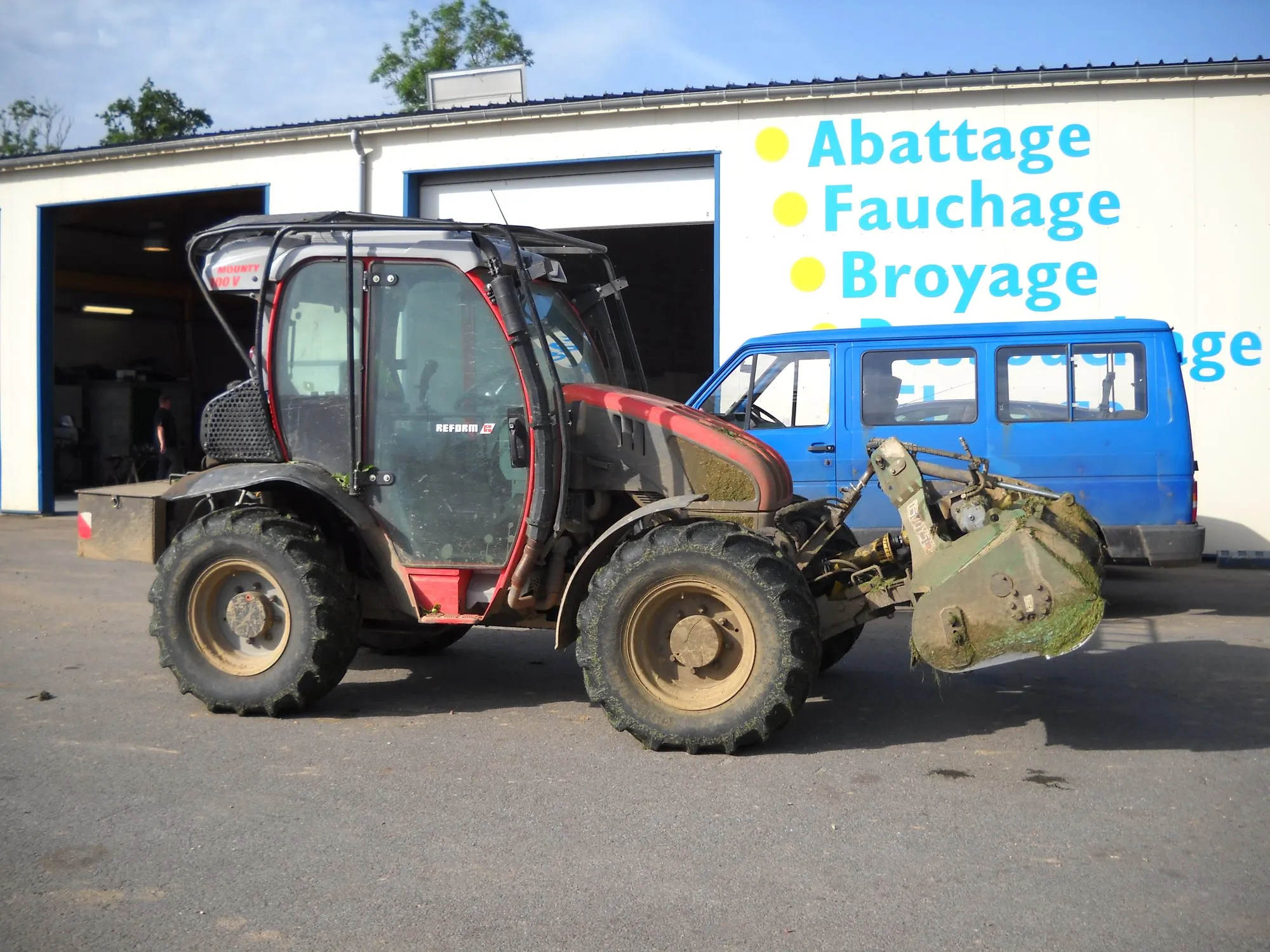 Tracteur de pente devant l'atelier Jean Fréon Élagage