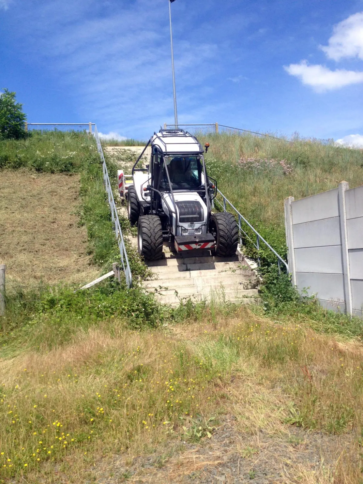 Tracteur de pente broyant la végétation d’un talus